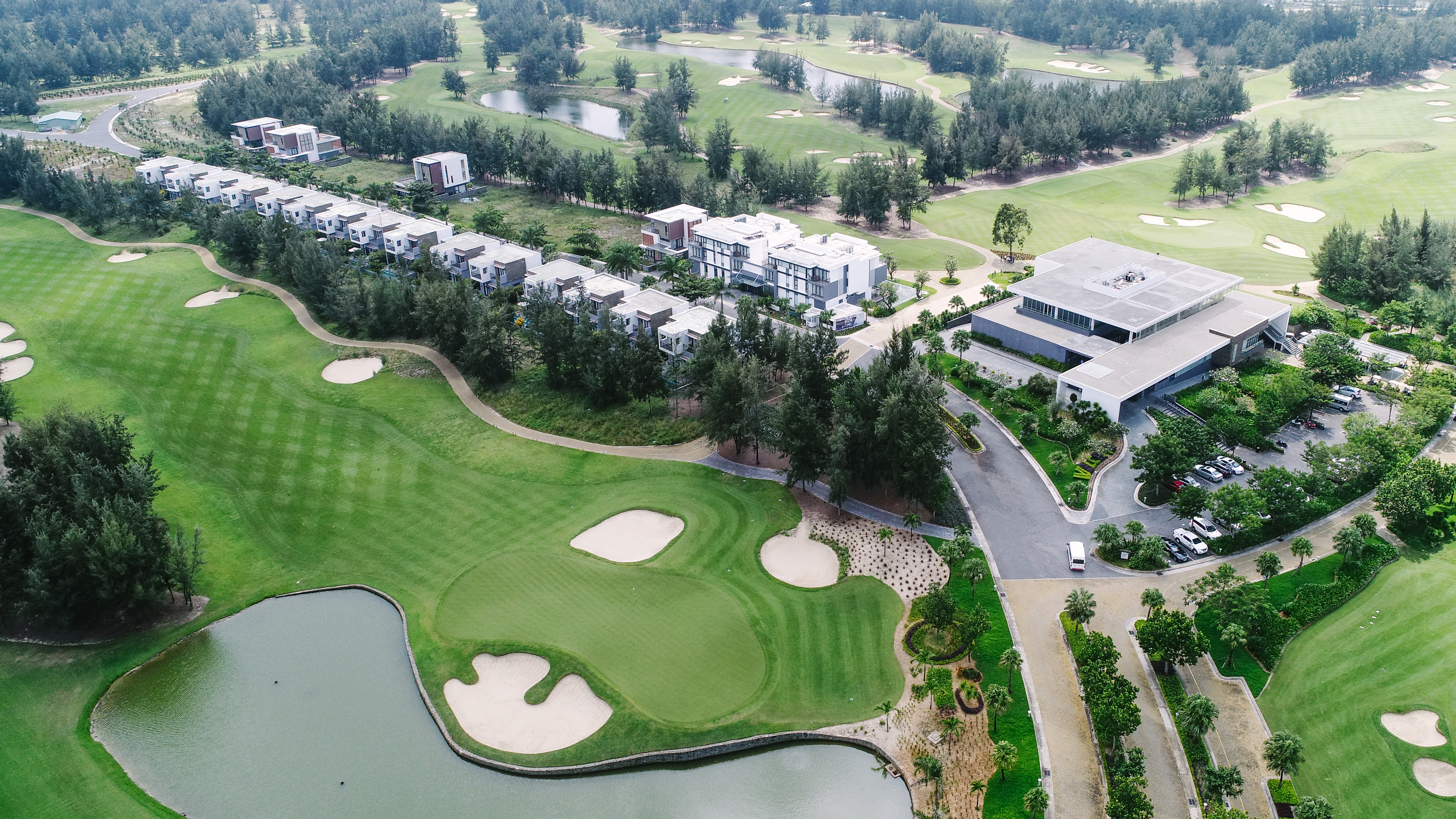 Montgomerie links golf club - điểm du lịch nghỉ dưỡng lý tưởng cho mùa xuân